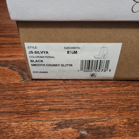 Boots - Picture 4 of 10